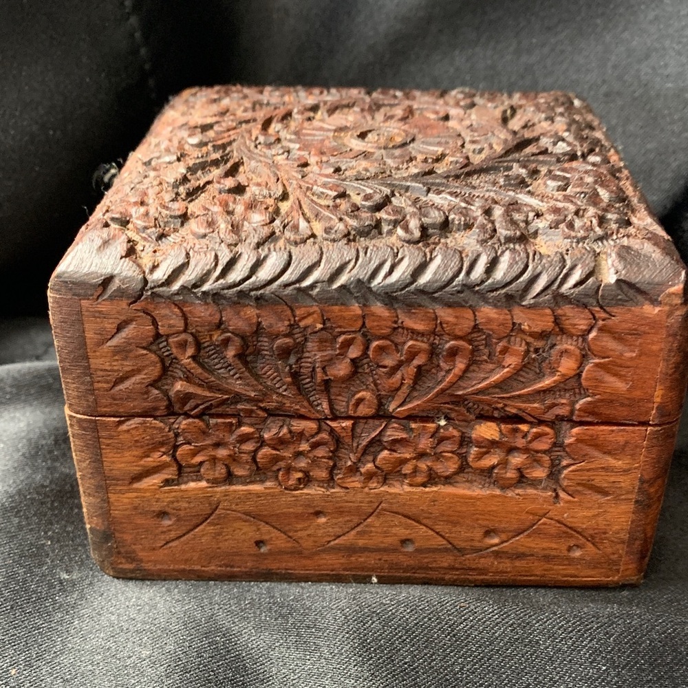 Pier 1  Rosewood Hand Carved   Mughal Inlay  Floral With Hinged Lid Trinket Box